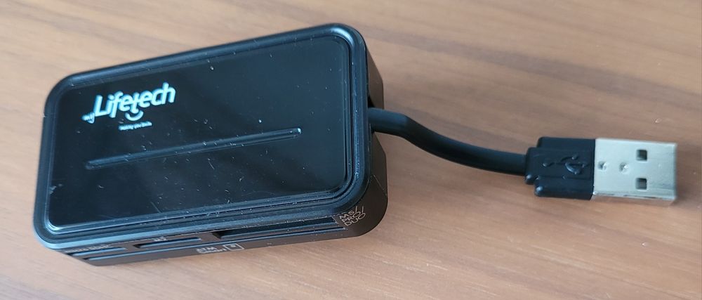 Leitor de diversos cartões  (cidadão,  micro SDHC, M2, MIini SD, SIM)