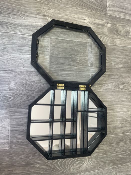 Различные полочки для статуэток, наперстков