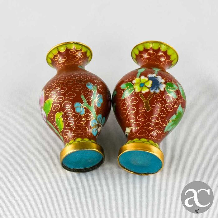 Par de pequenas jarras em cloisonné, China, com base em madeira