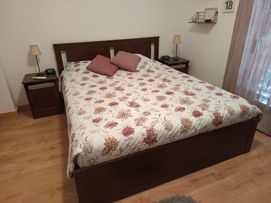 Cama casal / Mesa de cabeceira