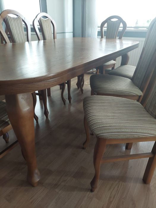 Stół dębowy i osiem krzeseł