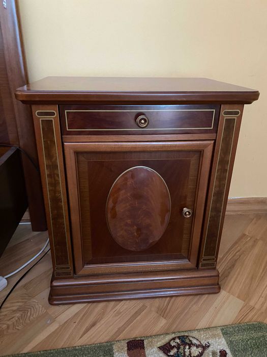 Drewniana szafka nocna