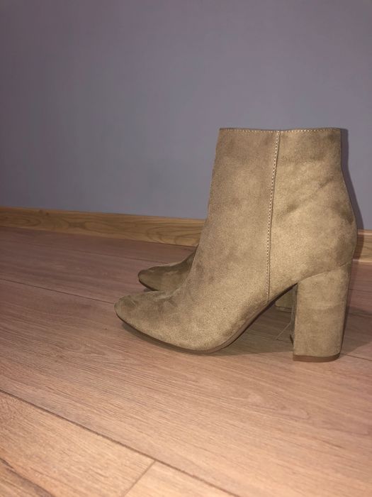 Botki na słupku, beżowe