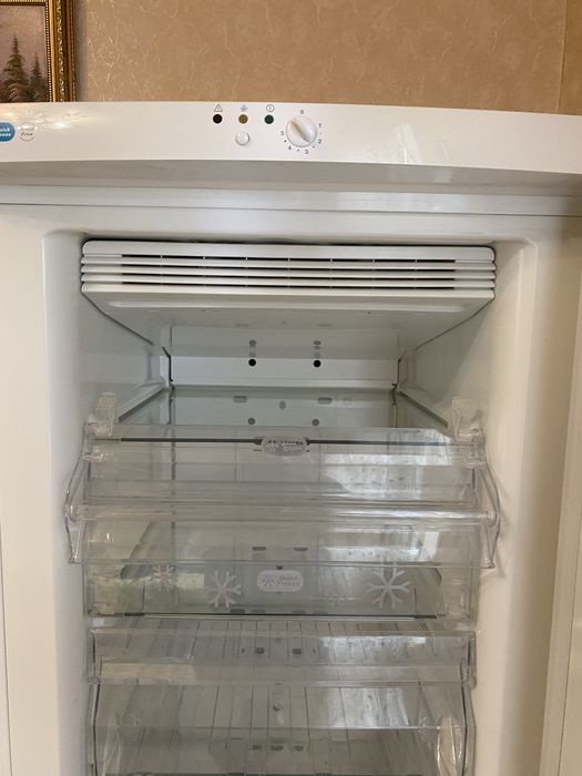 Продам морозильную  камеру ZANUSSI(no frost)