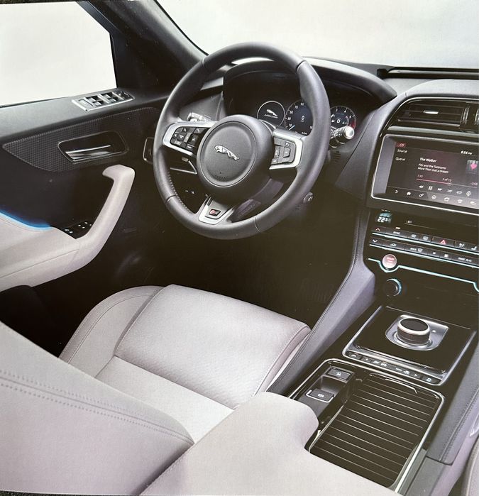 Jaguar F-pace prospekt.