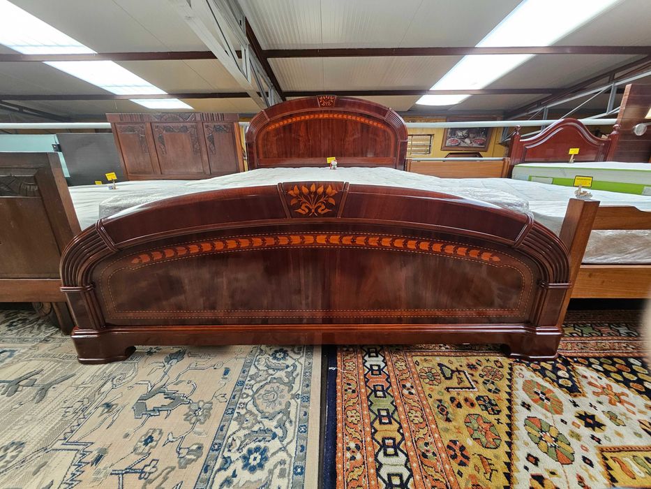 Cama em madeira maciça com estrado e colchão - Muito bom estado geral
