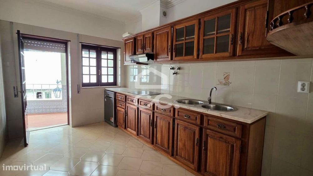 Moradia T2 convertida em T3 com garagem e acesso por duas ruas, zona h