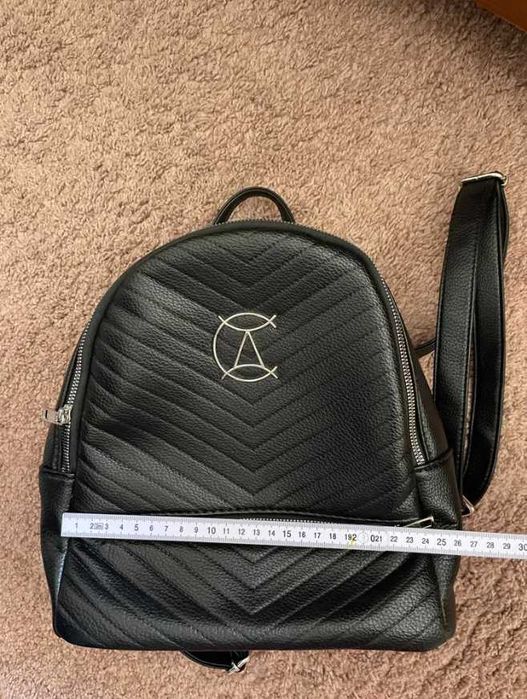 Mały pojemy, podręczny plecaczek CZARNY