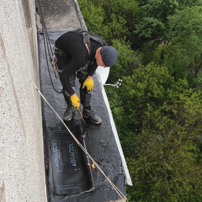 Кровля балкона последних этажей альпинистами !