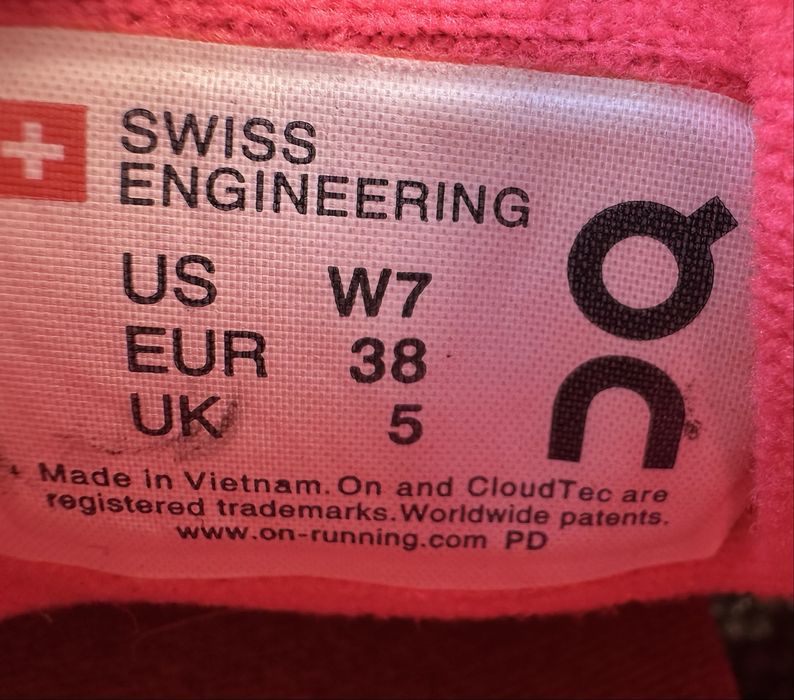 On Cloud  Running Swiss Engineering  кросівки оригінал