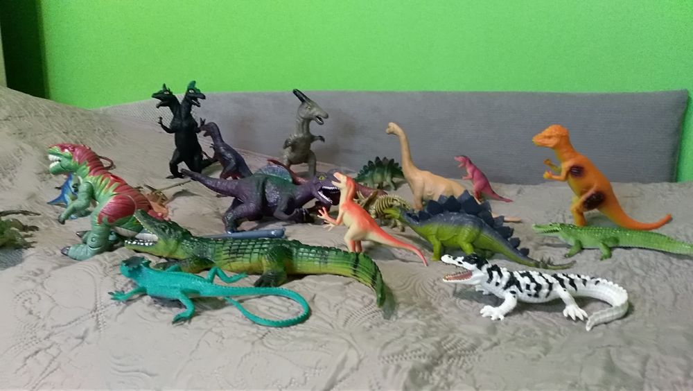 Sprzedam duży zestaw dinozaurów