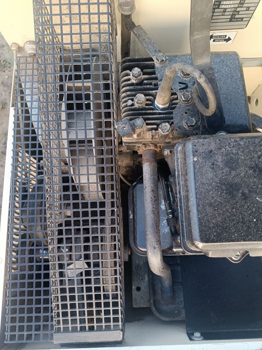 Zamiatarka spalinowa samojezdna zbierająca  amros nie Karcher