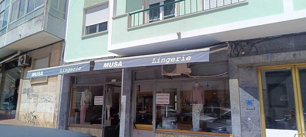 Toldos quase novos com estrutura completa – Amadora