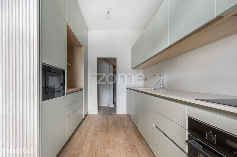 Moradia T3 de Traça Clássica na Constituição, Porto