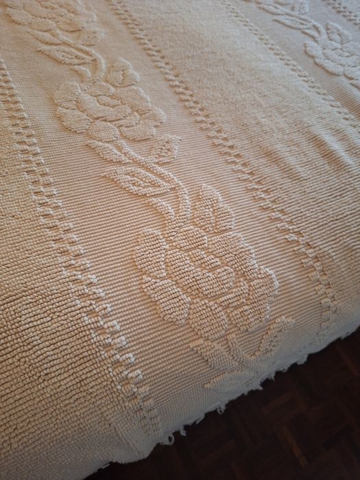 Vendo colcha para cama de casal.