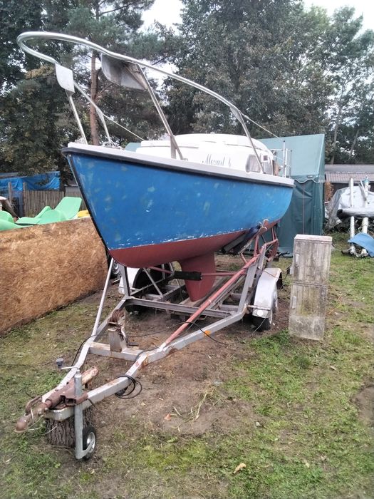 Łódź kabinowa, żaglówka kilowa z wózkiem Victoria