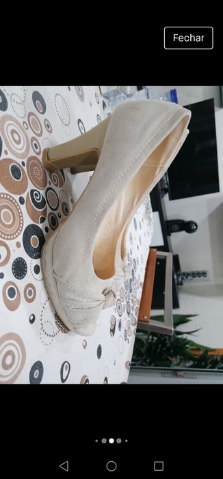 Sapato aberto à frente de salto alto