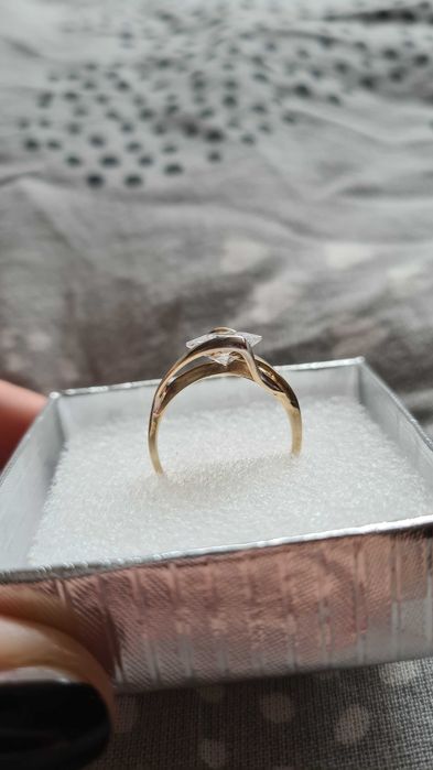 Złoty pierścionek z cyrkonią