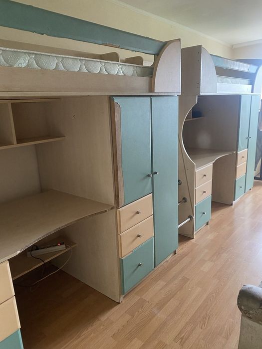 Кровать детская,стол,шкаф.