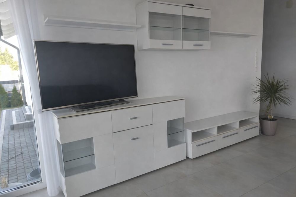 Meblościanka biała wysoki połysk witryna komoda RTV półki