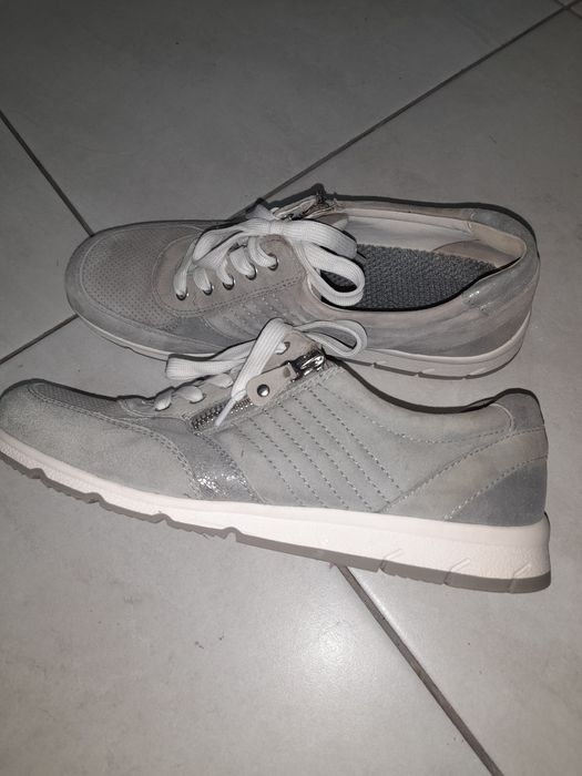 Жіночі туфлі великого розміру.