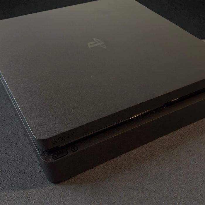PS4 Slim 500GB revisado + comando original + COD Infinite Warfare e PES 2019 – pronto a jogar já