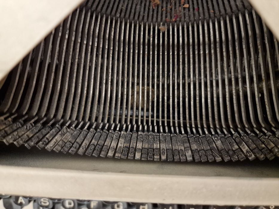 Maszyna do pisania Predom Łucznik 1330