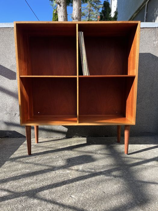 Skandynawski tekowy regał na winyle dekoracje Dania lata 80 vintage