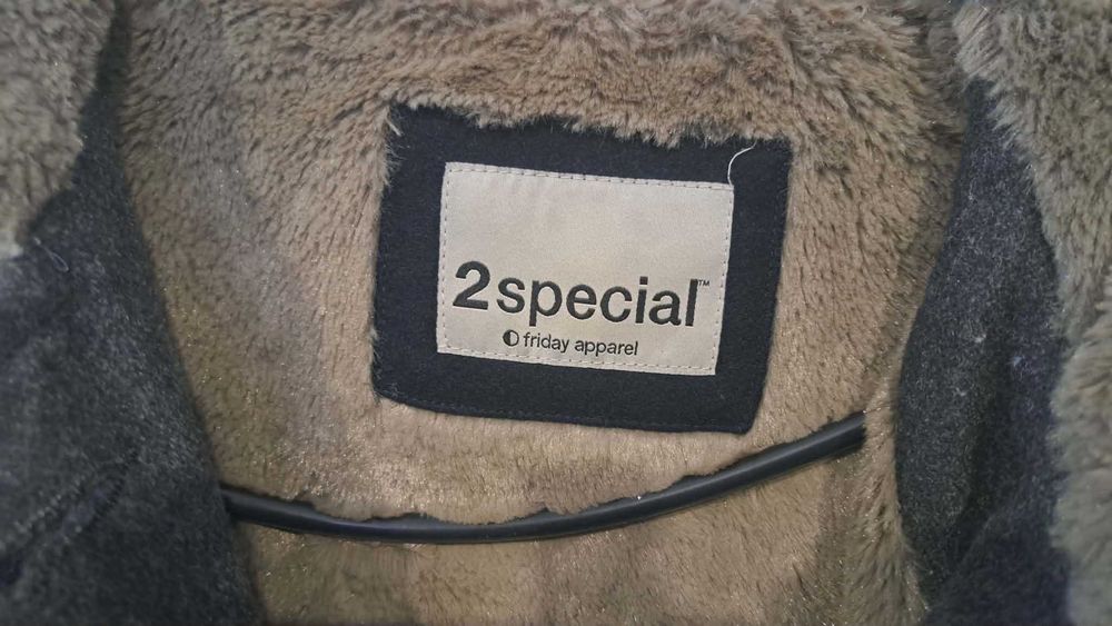 Damski płaszcz z futerkiem 2special Friday Apparel  bardzo dobry stan