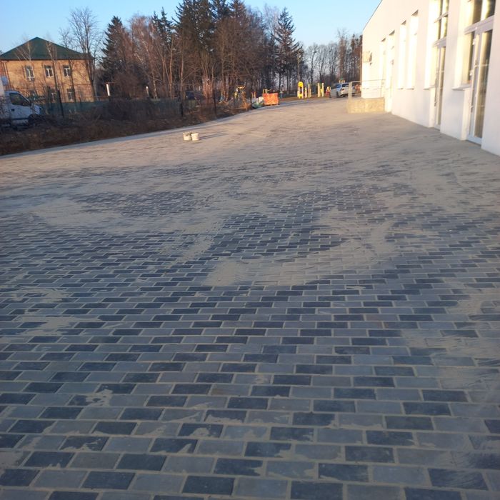 Бруківка, паркани, навіси.