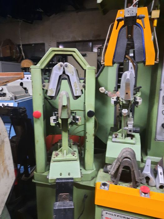 Máquina de moldar testeiras e contrafortes