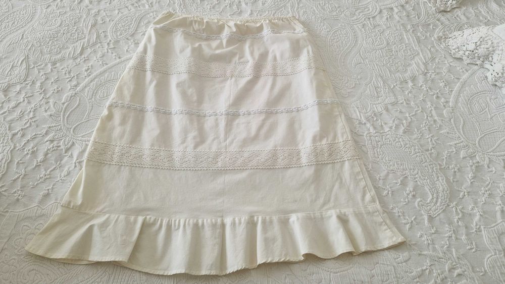 Saia branca, bordada com folhos e forrada, tamanho M