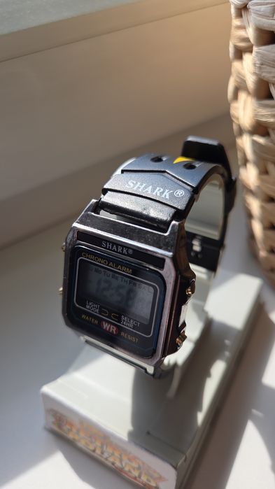 Stary zegarek elektroniczny Shark z epoki Vintage