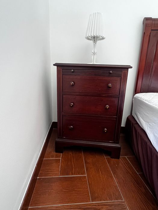 Cama , cômoda, mesas cabeceiras e colchão