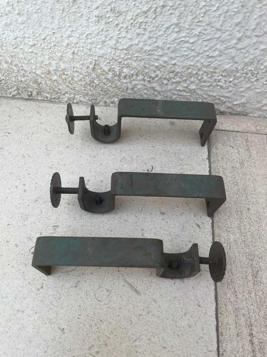 Suportes de varão para cortinado