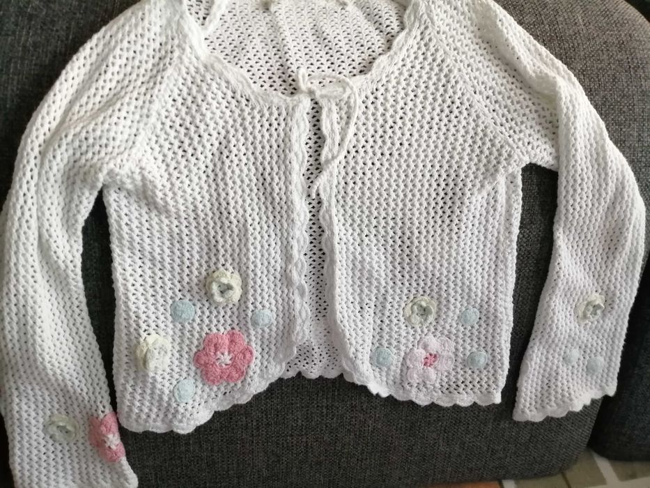 Sweterek rozm 110 biały z kwiatkowymi aplikacjami