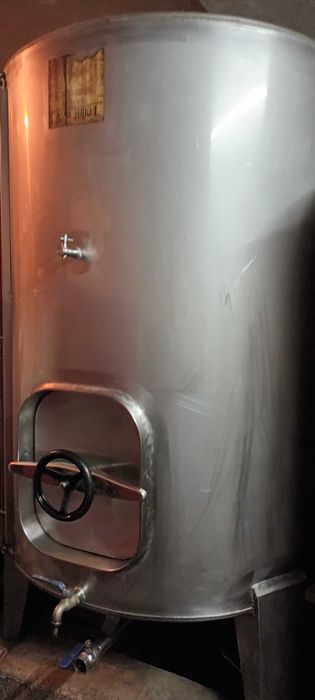 Cubas de inox com pouco uso de 1000L 400 euros cada.