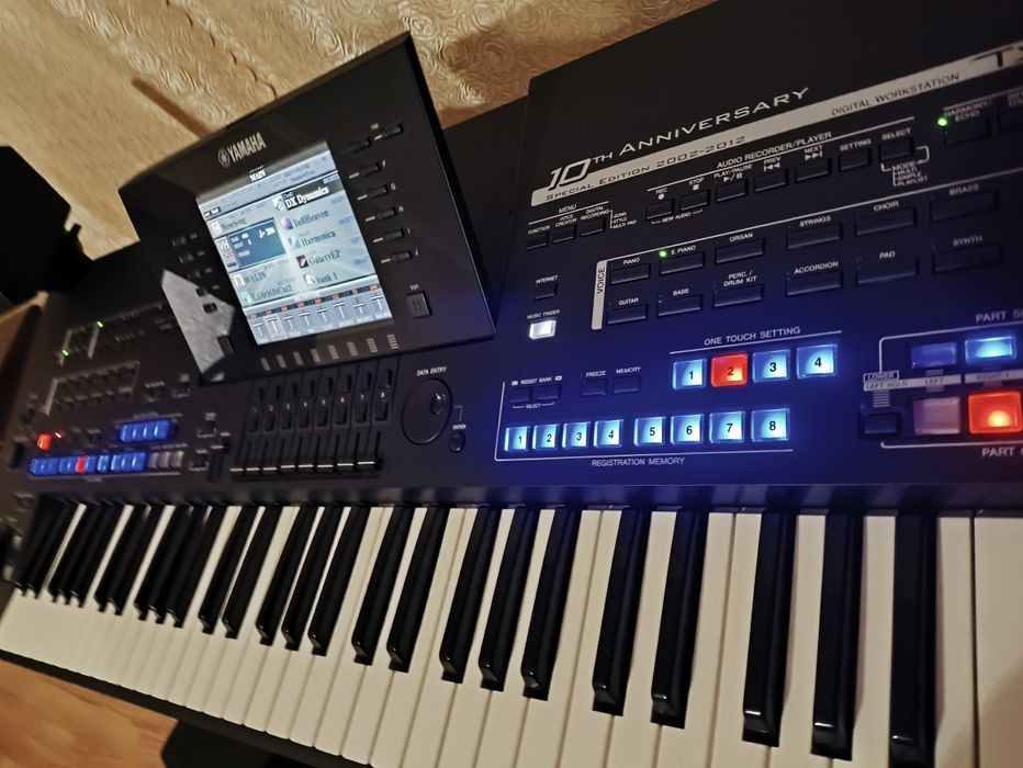 Продам синтезатор