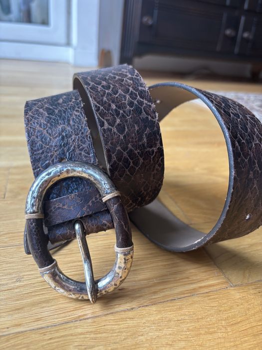 Skorzany pasek z metalową klamrą