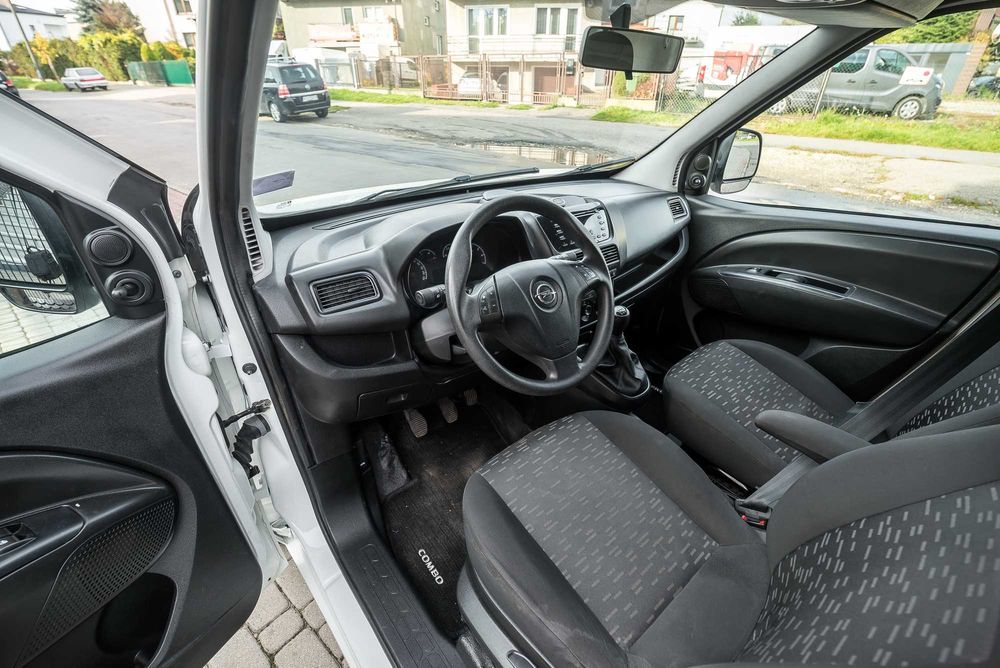 Wynajem samochodu dostawczego Opel Combo