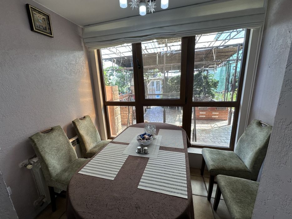 Продам 2-х этажный каменный дом  в Варваровке на участке 7. 12 соток