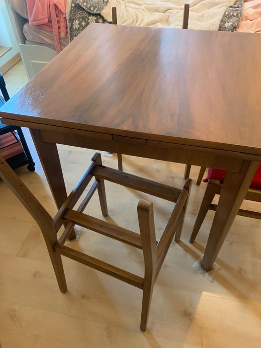 Stół z krzesłami po renowacji orzech