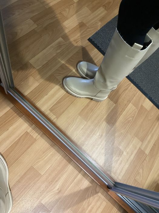 Розвантажую гардероб ,чоботи вогонь ,дуже зручні