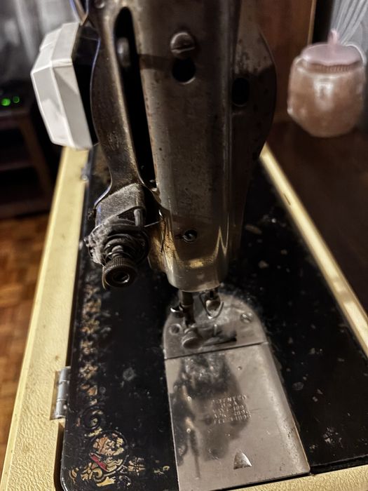 Zabytkowa maszyna do szycia SINGER – klasyk, silnik TUR 2
