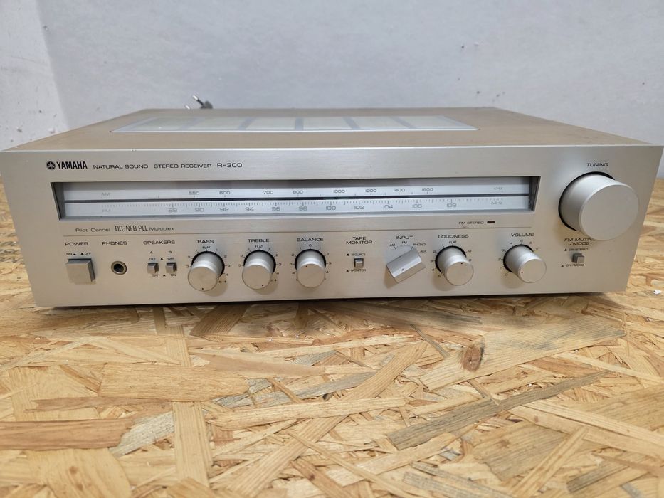 Amplituner Yamaha R-300 Natural Sound | Vintage 1980
