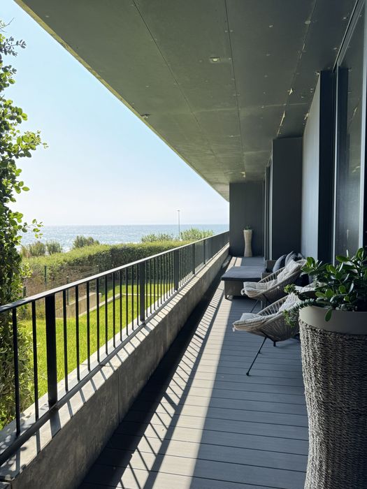 T2 - 1’ linha de praia // comdominio de luxo // garagem com acesso exclusivo à habitação