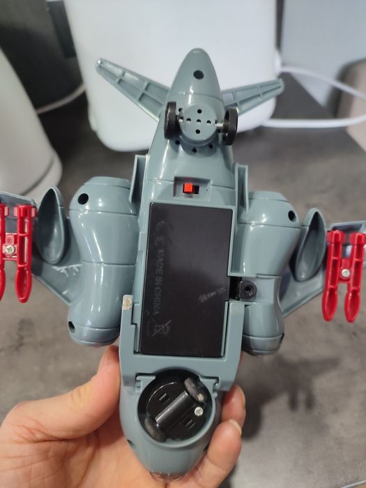 Літак, світло, звук, шасі піднімається, їздить, оминає перешкоди