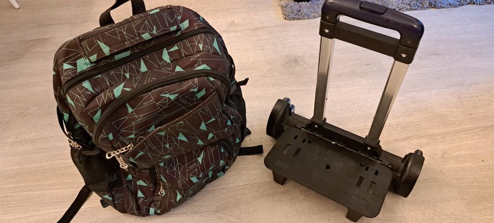 Plecak szkolny ze stalarzem z kółkami