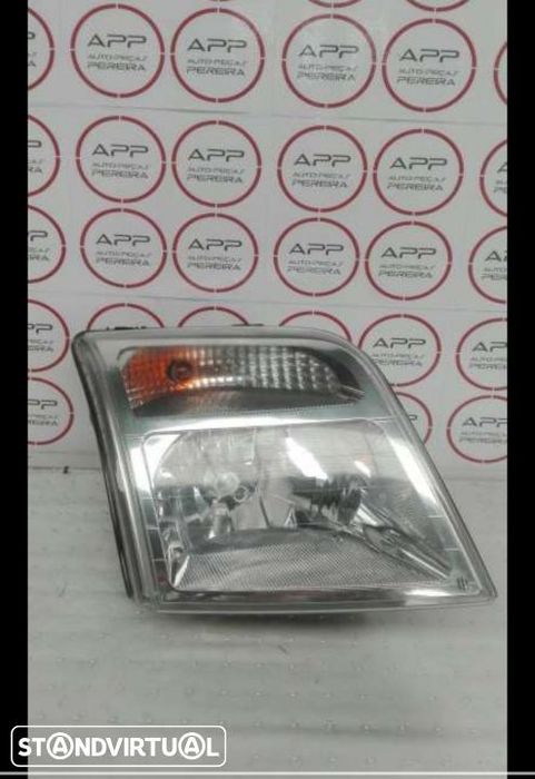 Ford Connect de 2012, farol /ótica direita.