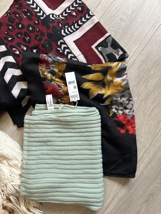 Шарфи  різних кольорів та розмірів.